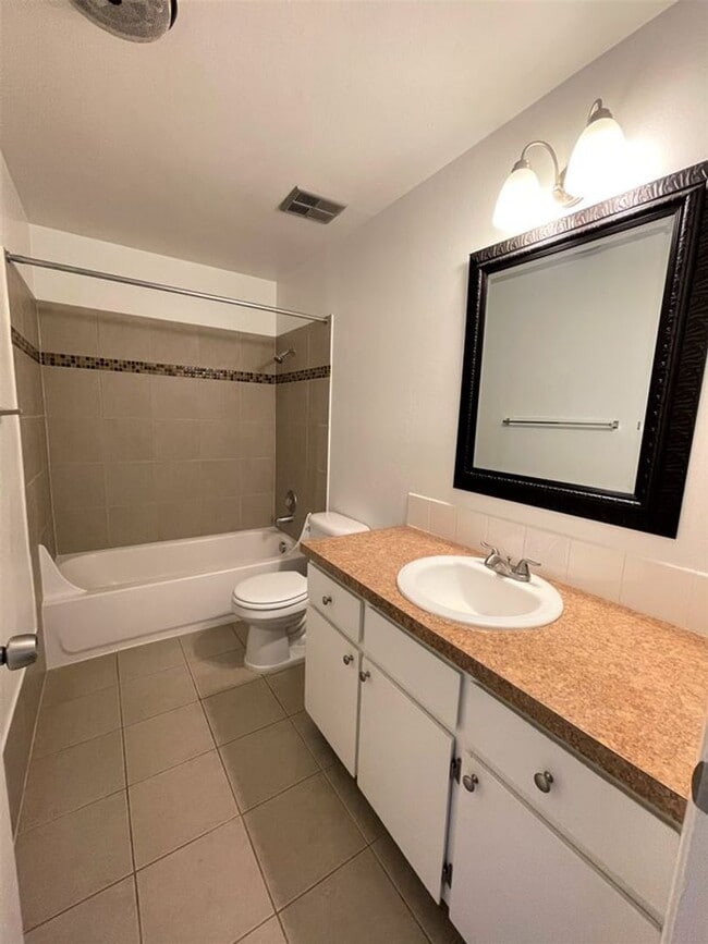 Building Photo - 1/2 off 1st month's rent - Charming Lower ...