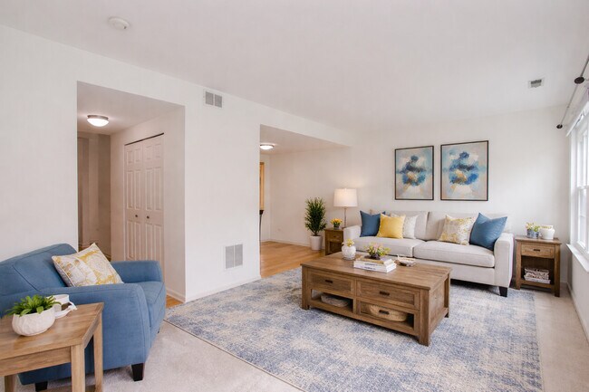 Building Photo - 1217 N Village Dr