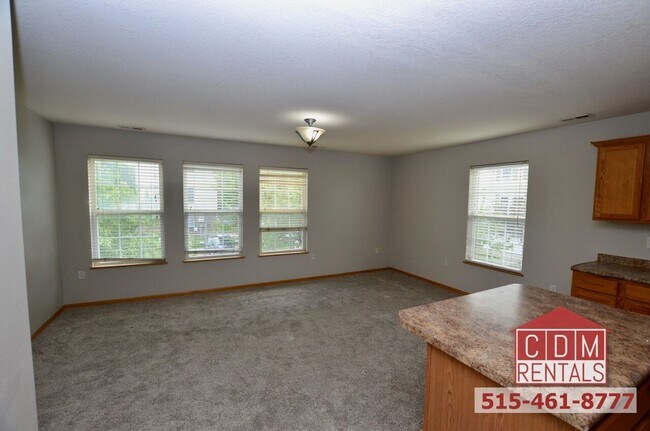 Foto del edificio - Wonderful Waukee Townhome
