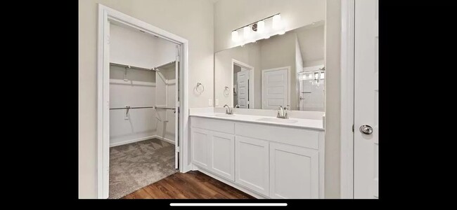 Master Bath / Closet - 2524 Rambling Rd