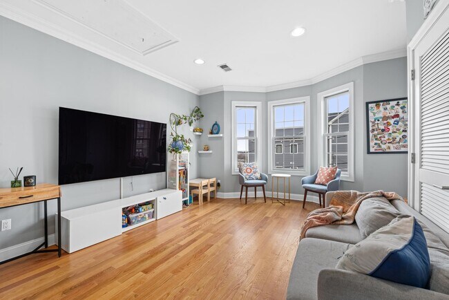 Building Photo - 165 Thorne St