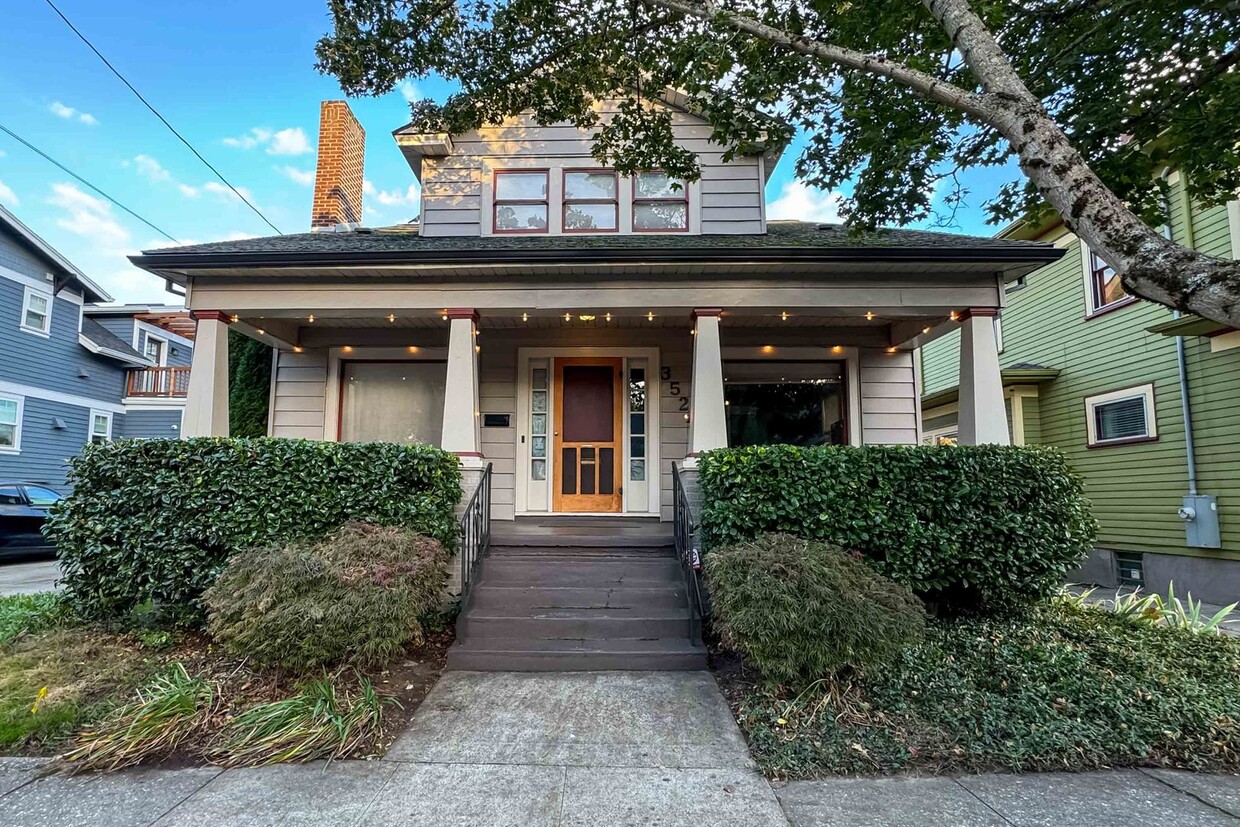 Foto principal - Craftsman 5 Bed/2 Bath Lincoln Park Neighb...