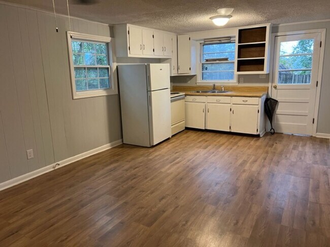 Foto del edificio - 1 bed 1 bath off W. Broad St