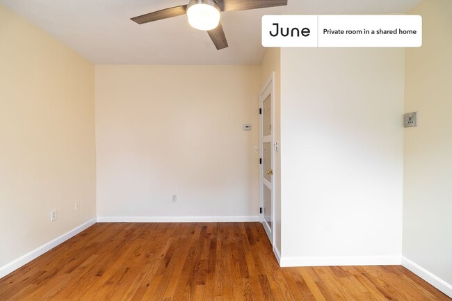 Foto del edificio - Private bedroom in 3 bed/2 bath Home
