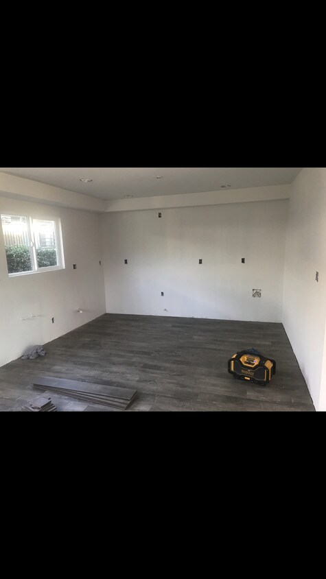 Pisos hermosos en toda la casa. - 1333 S Eastern Ave