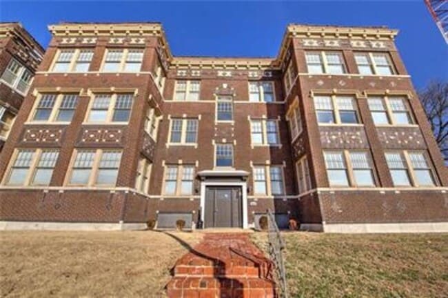 Foto del edificio - 5855 Washington Blvd