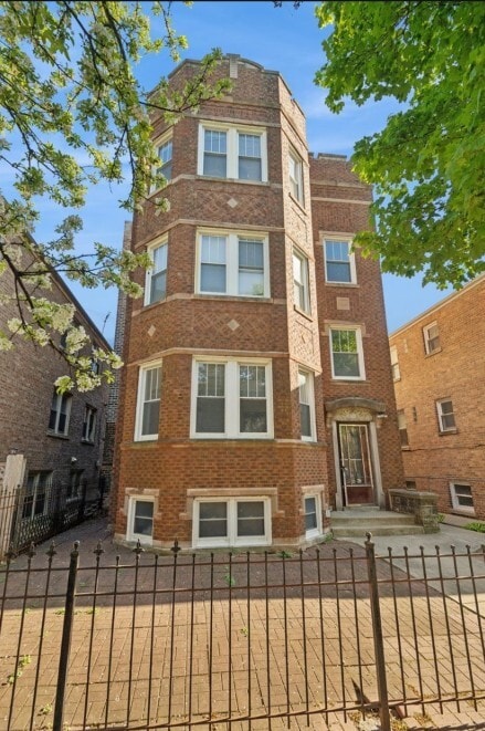Building Photo - 2249 W Arthur Ave