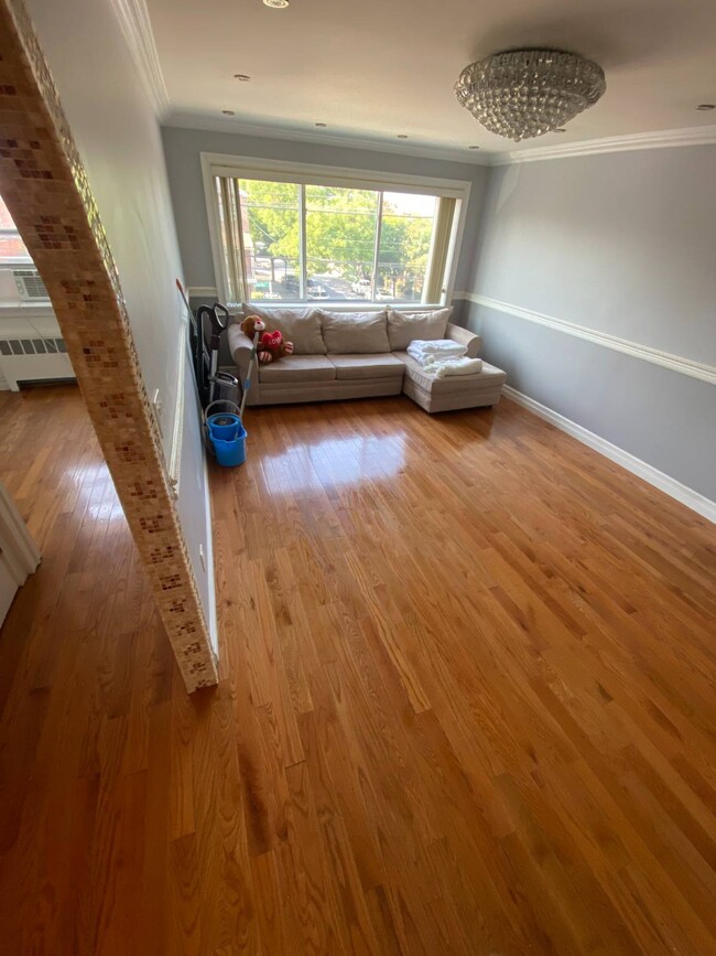 Foto del edificio - 944 Van Nest Ave