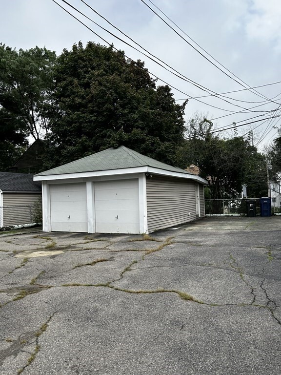 Building Photo - 27 Knoll St