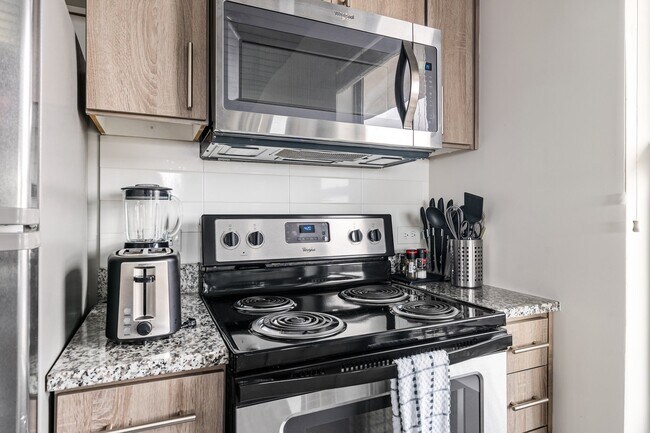 Foto del edificio - Midtown Magic: Big Savings + Big Perks!