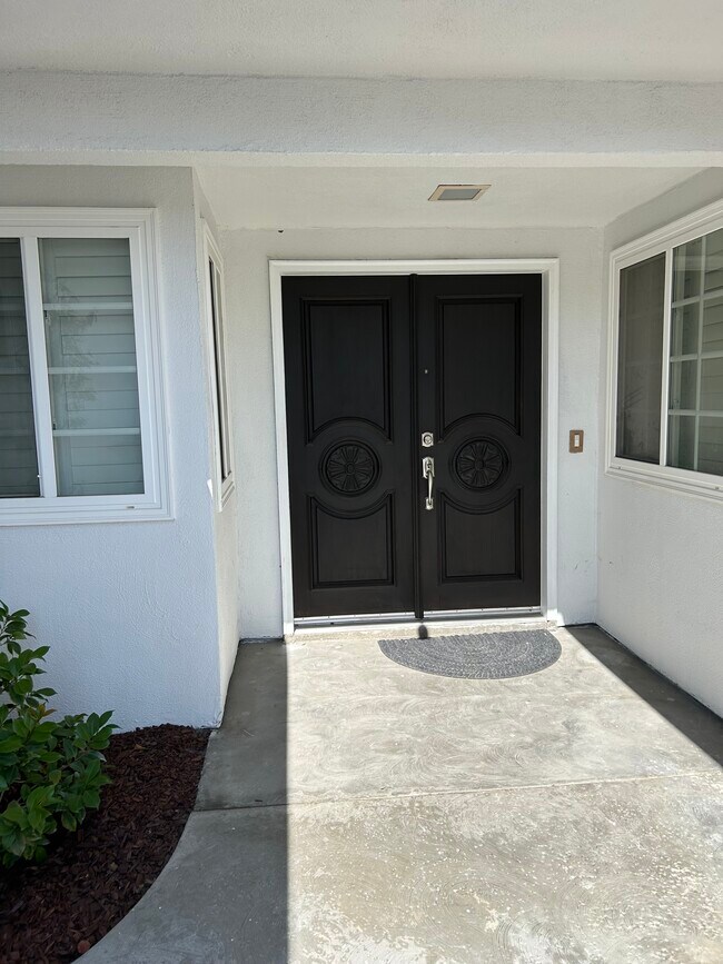 Puerta principal - 6145 Rod Ave