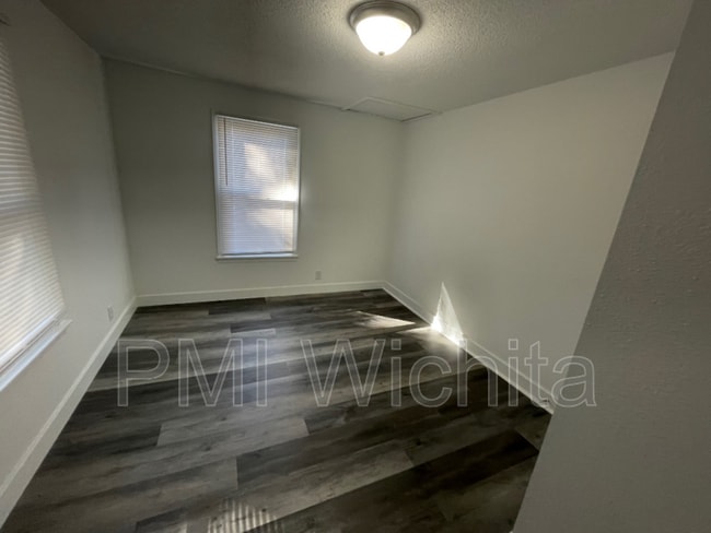 Building Photo - 208 N Ash St