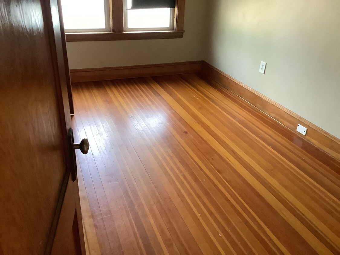 Foto principal - Beautifully maintained two-family house