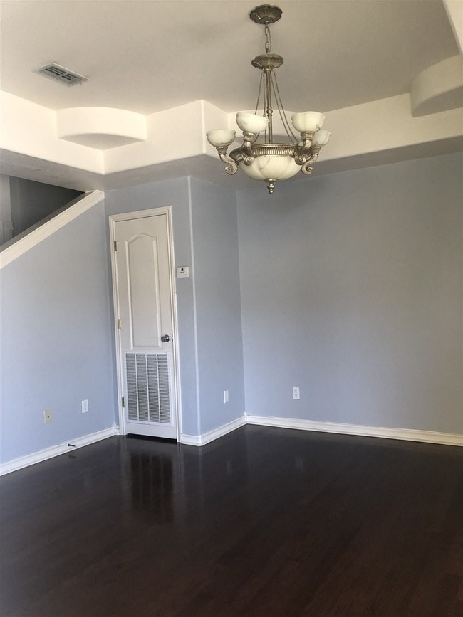 Building Photo - 1000 Ranchway Dr