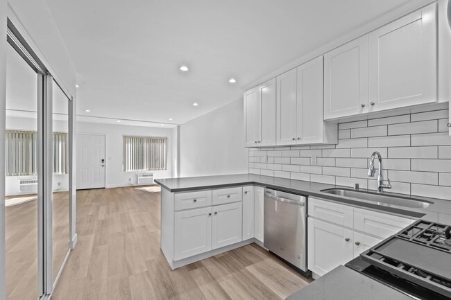 Building Photo - 1240 W 29th St