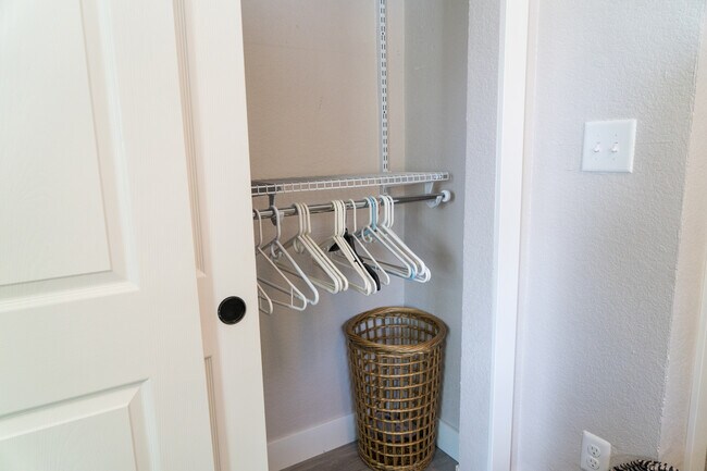 Armario del dormitorio principal - 2457 Ames St