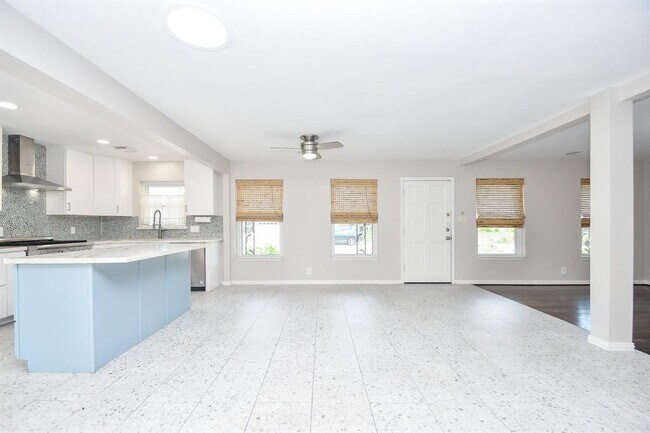 Building Photo - 7949 Ridgeview Dr