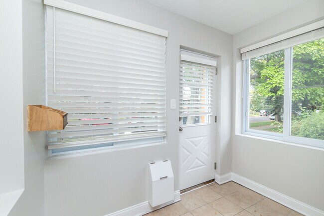 Foto del edificio - 6215 N Maplewood Ave