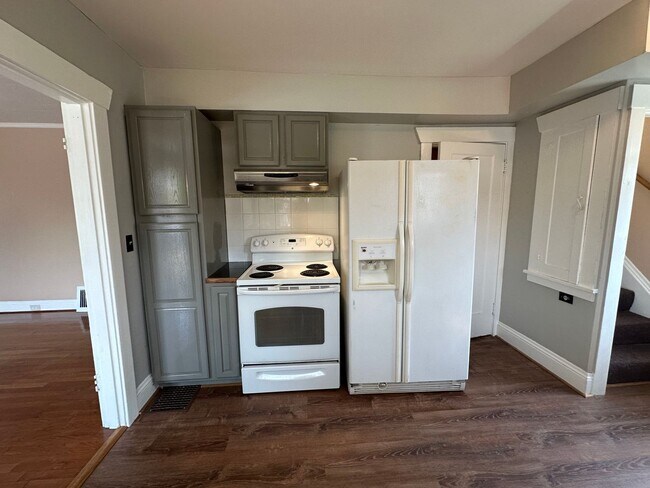 Building Photo - Large 5 Bedroom with Bonus Room in NE Port...
