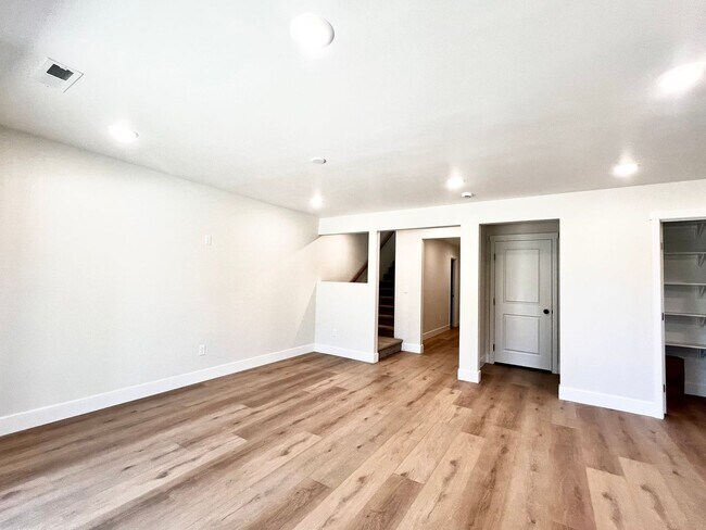 Building Photo - 605 N Rd 34