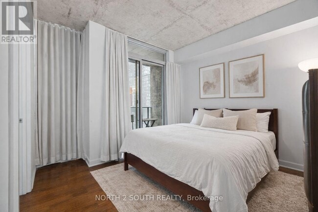 Building Photo - 375 King St W