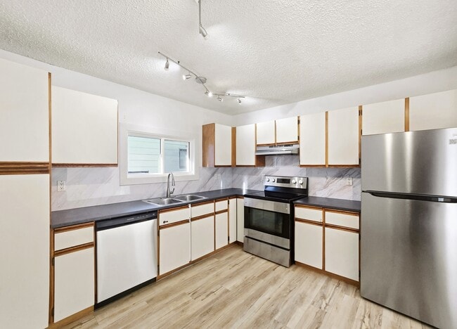 Building Photo - 240-230 30 Ave NE