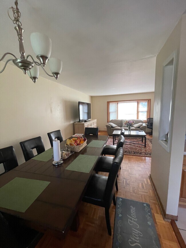 Comedor y sala familiar - 7040 Meadowbrook Ln