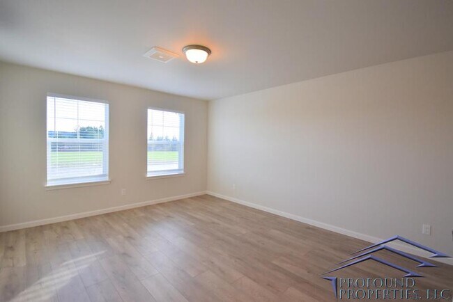 Building Photo - 8055 SE Kinnaman St