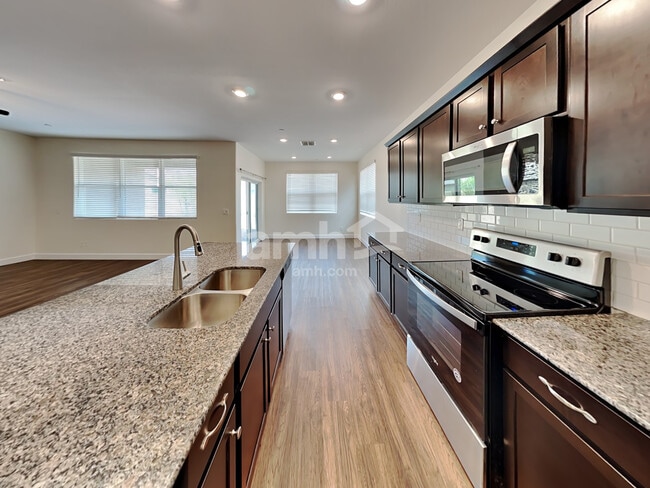 Foto del edificio - 5962 W Columbine Dr
