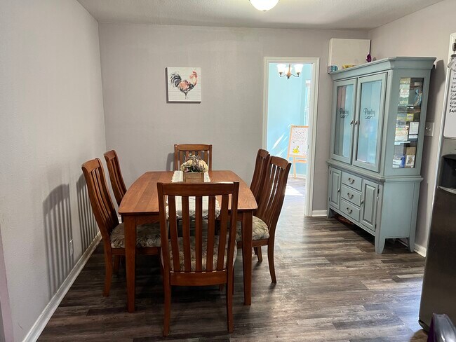 Foto del edificio - 709 Sparkling Brook Ln