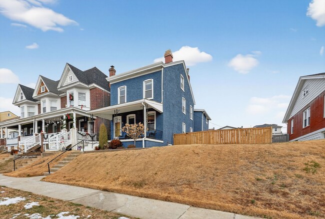 Building Photo - 4 Bedroom, 2 Bath Conshohocken Gem!