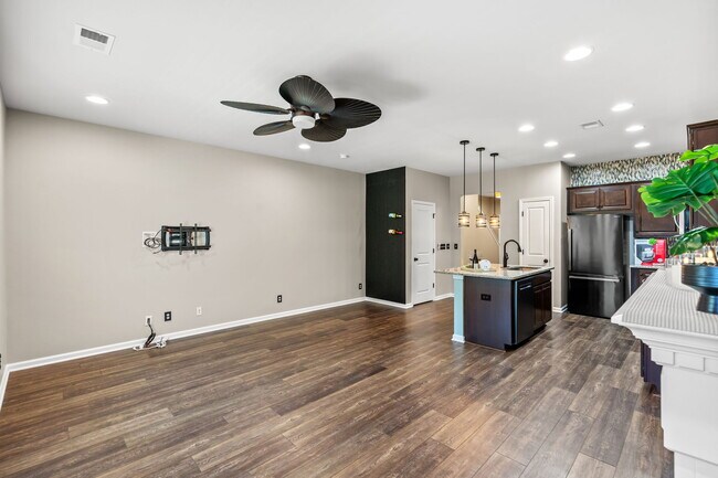 Cocina / Sala de estar - 257 Castle Dr