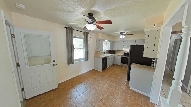 Foto del edificio - 3808 SE Dorchester Dr