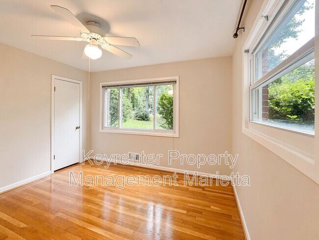 Foto del edificio - 3720 Lake Dr SE