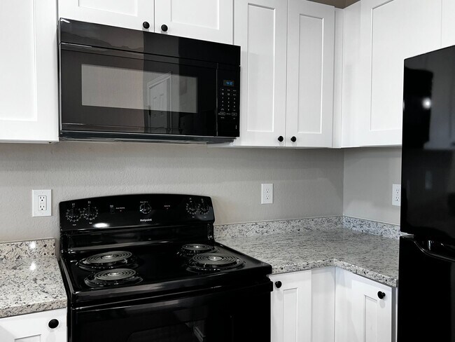 Foto del edificio - Modern 3BR Townhome w/ Garage, Private Yard & No Carpet – Built 2022