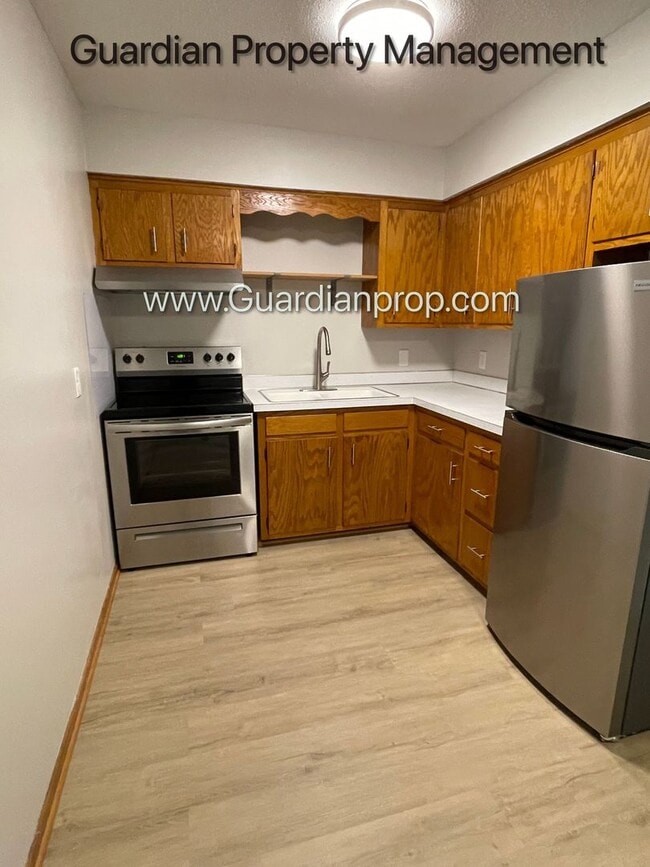 Building Photo - Champlin Top Floor, Excellent Condition, A...
