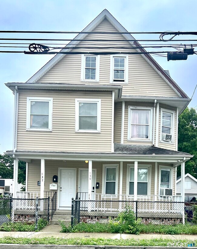 Foto del edificio - 137 Hollister Ave