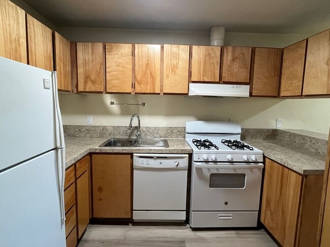 Building Photo - (PKW 8) Remodeled  2 Bedroom/1Bath