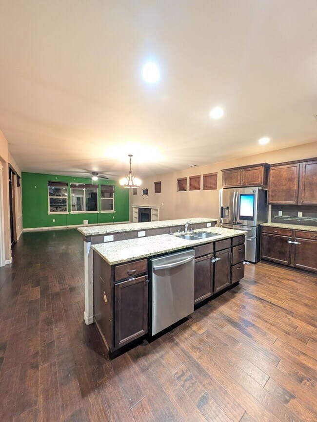 Foto del edificio - Almost 2500 SQ Feet of Space for ALL of your needs! Avail for Rent in Bremerton!