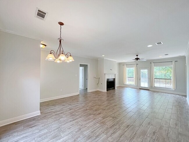 Building Photo - 3 Bedroom House with Community Pool