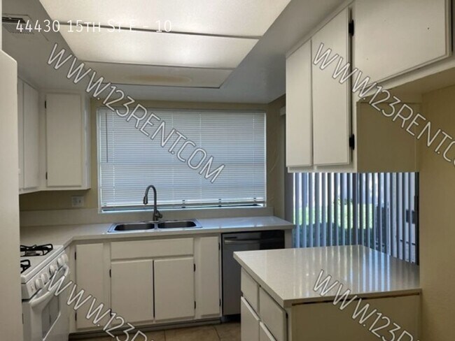Foto del edificio - 44430 15th St E