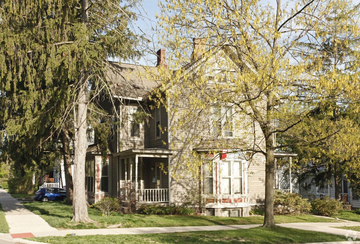 Building Photo - Bartonbrook U of M Student Housing