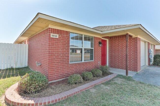 Foto del edificio - 16140/16142 Rolling Meadows Dr.