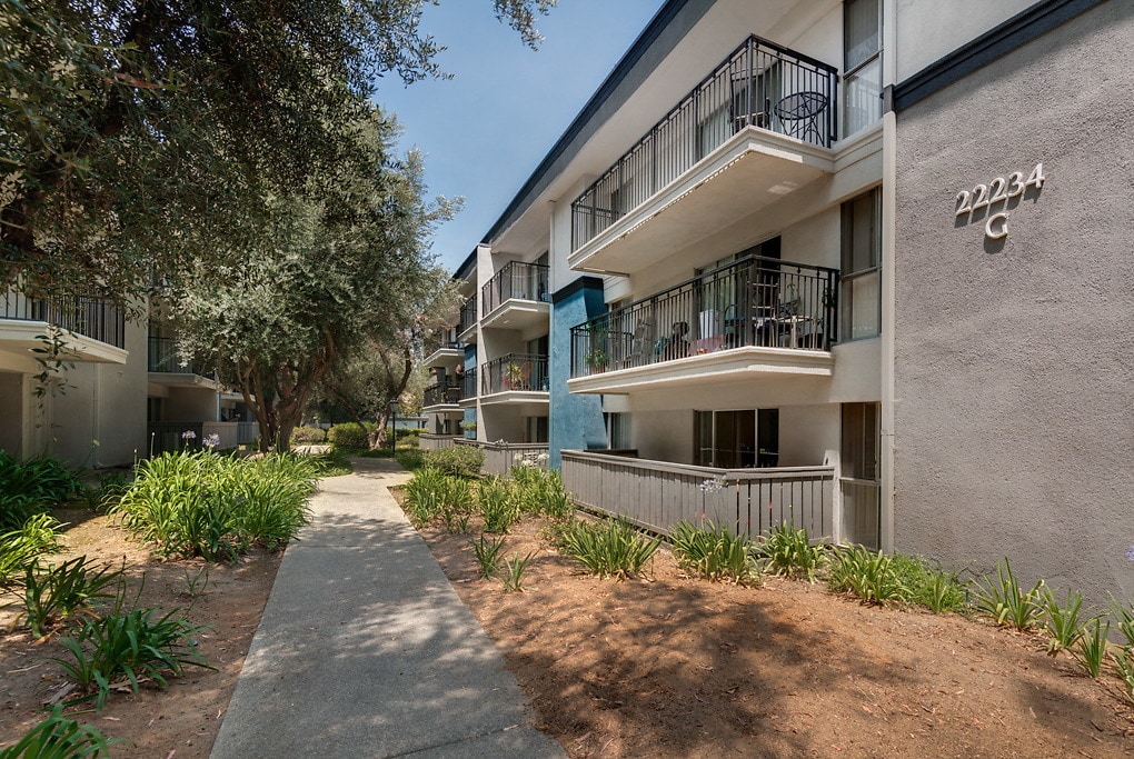 Avondale at Warner Center Apartments in Woodland Hills, CA Westside Rentals
