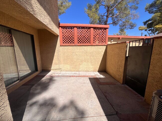 Foto del edificio - 2448 Pickwick Dr