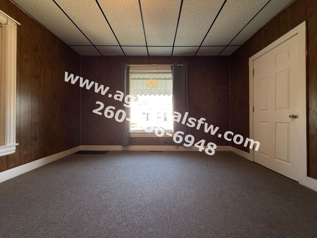 Building Photo - 509 S Cedar St