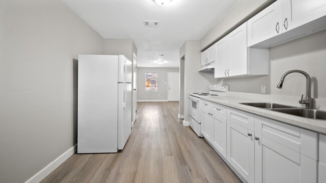 Foto del edificio - 7808 Glass St