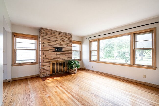 Building Photo - "Unveil Your 3-Bedroom Oasis: Luxury Livin...