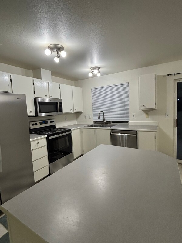 Building Photo - 638 Main St