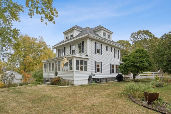 Foto del edificio - 38 Ocean House Rd